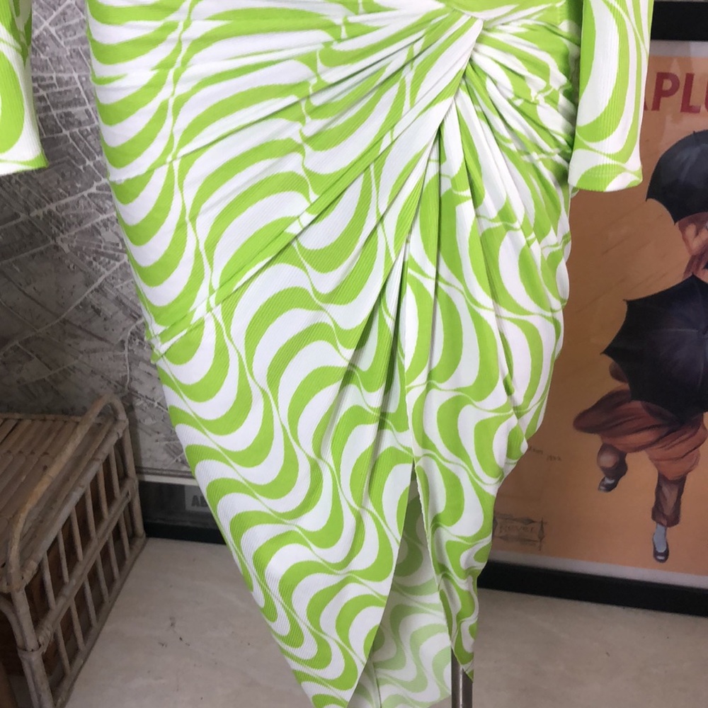 BRONX & BANCO SET Green and White Swirl Crop Top and Skirt Size XS
4 - Picture 4 of 16